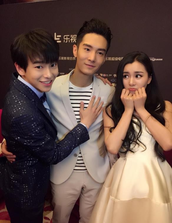 郑舒环与人合照