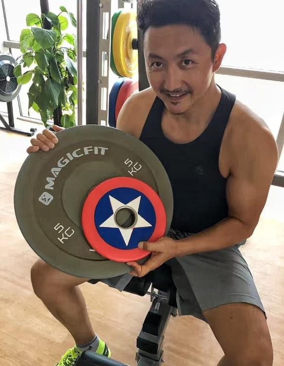 涂松岩运动健身照