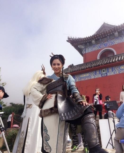 杨棋珺片场照