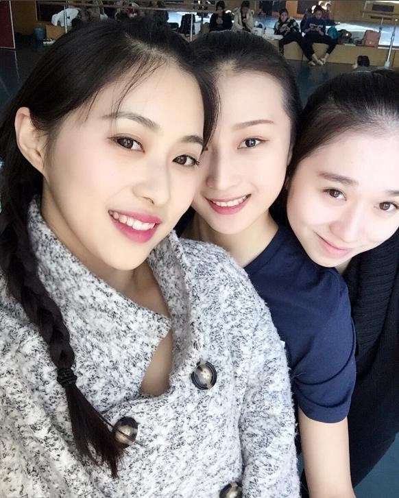 杨棋珺与人合照