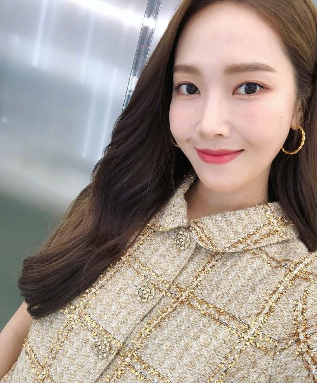 郑秀妍甜美自拍