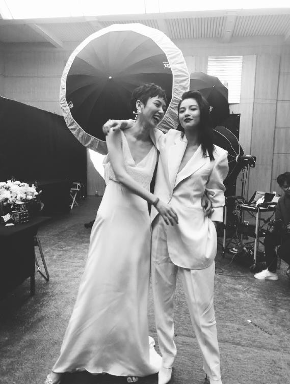 李晓峰与人合照