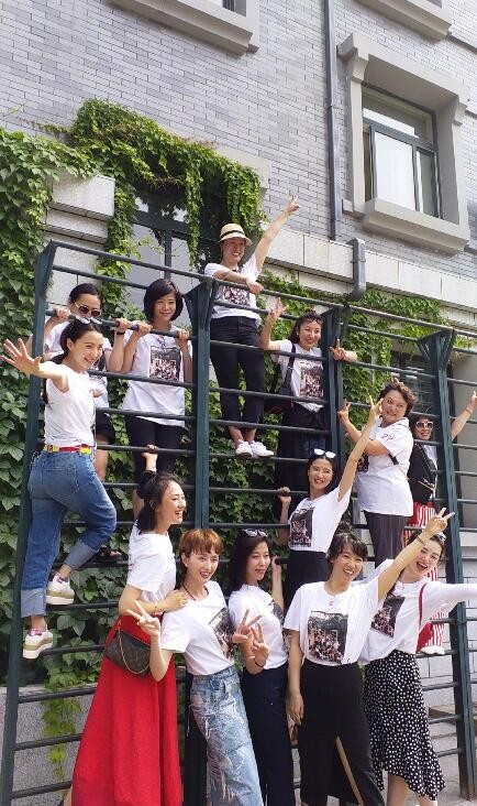 龚蓓苾大学同学合照