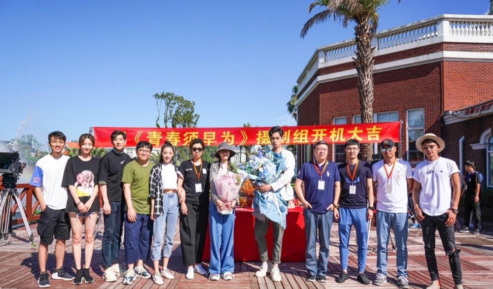 青春需早为片场照