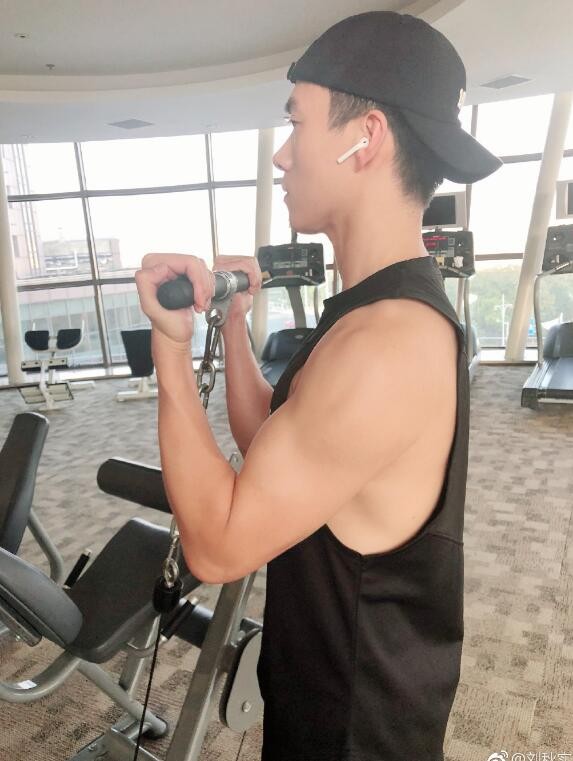 刘秋实运动健身照