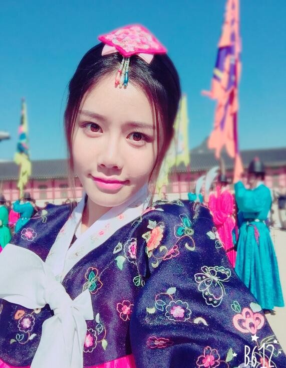 马昕墨韩服照