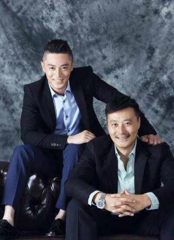 任程伟与人合照