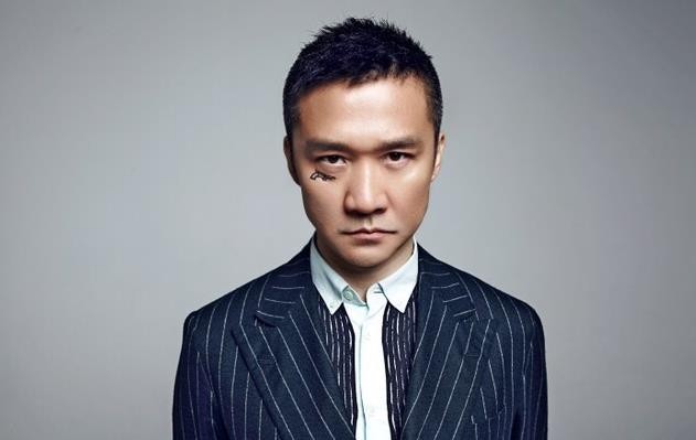 黄志忠严肃写真