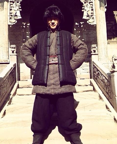 李健片场照