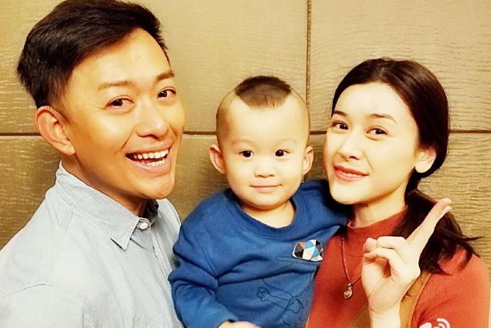 黄海冰个人资料简介 黄海冰一家三口合照