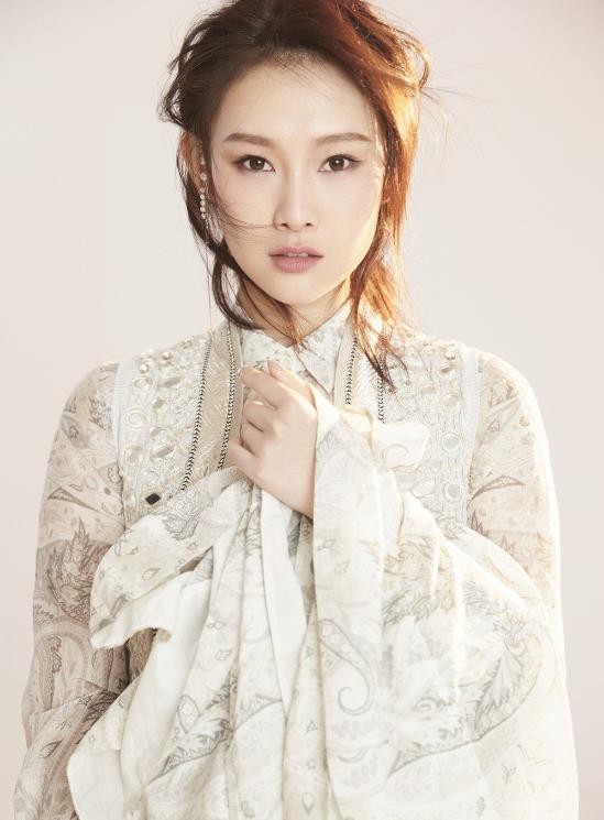 李昕岳甜美气质写真