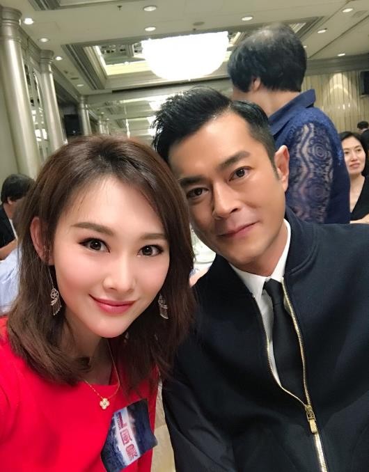 李昕岳与人合照