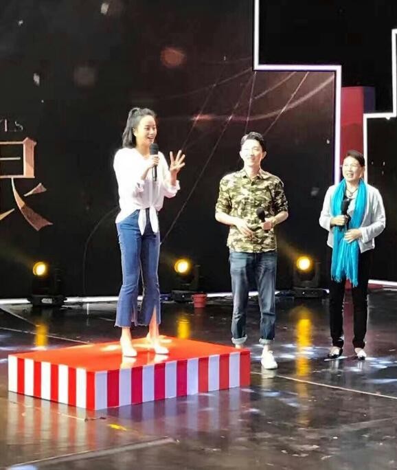 何翯活动照
