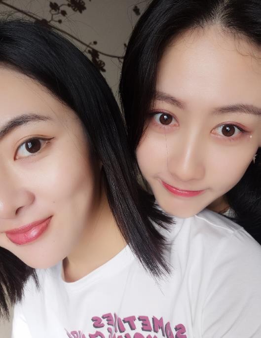 张子璇与人合照