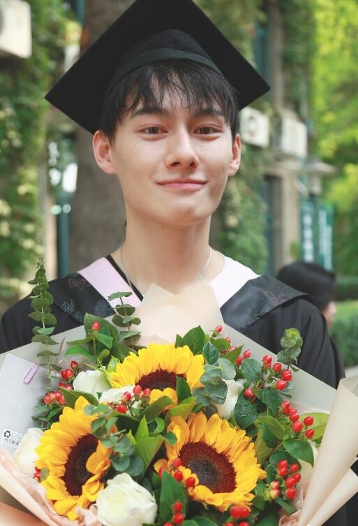 汪卓成毕业照