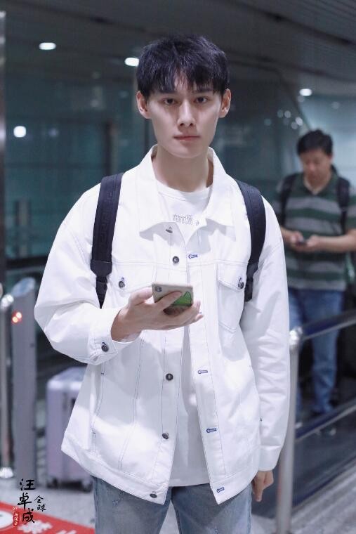 汪卓成机场路透照