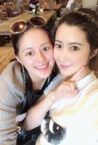 王珂与人合照