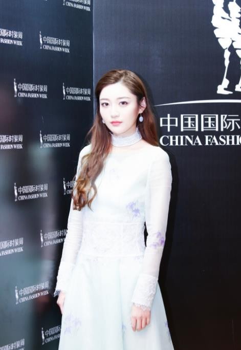韩沐依活动照