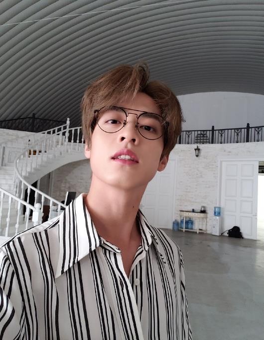 秦子墨帅气自拍