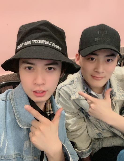 秦子墨与人合照