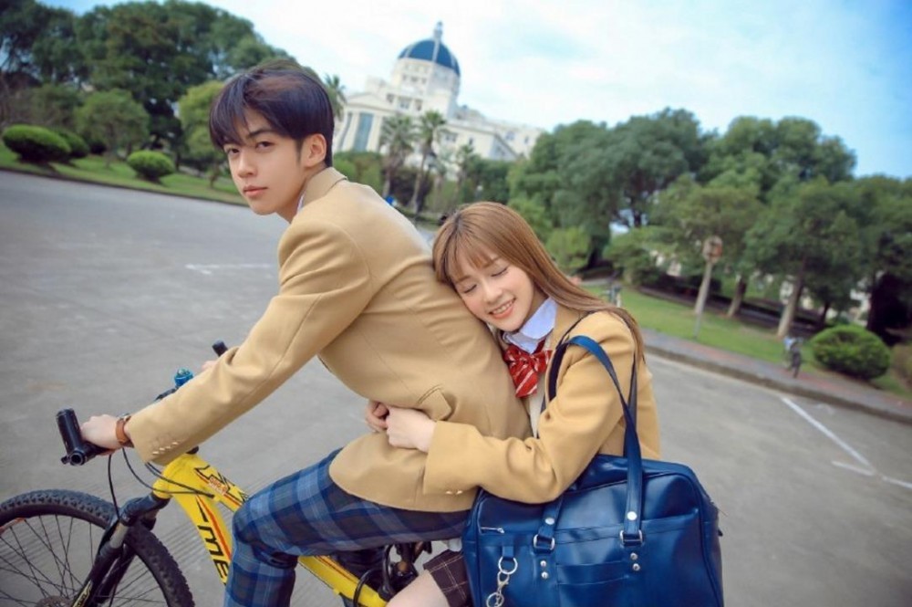 秦子墨校园制服写真