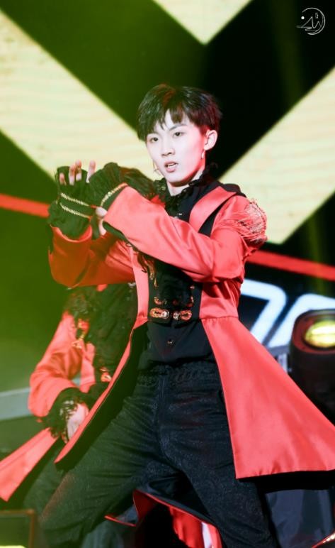 马嘉祺舞台演出照