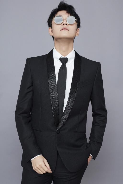 秦俊杰西装绅士写真