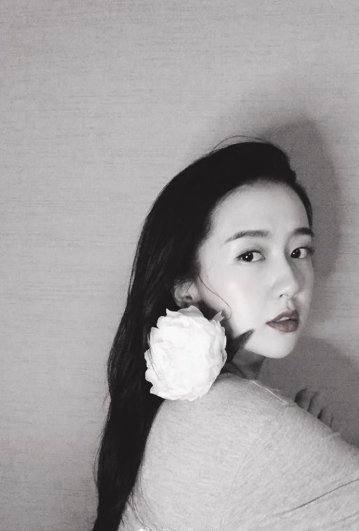 许龄月黑白写真