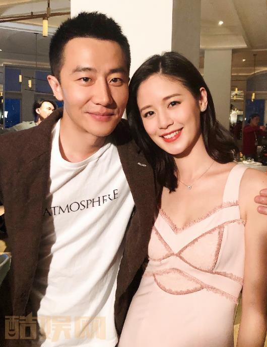 袁子芸与人合照