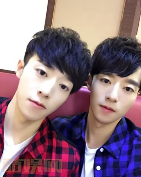 与哥哥苑子文合影