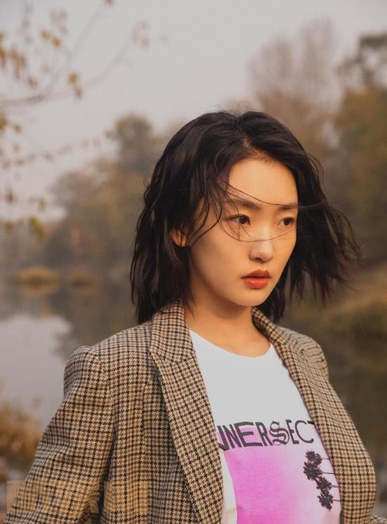 周依然秋日写真