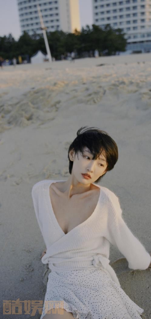 周依然户外写真