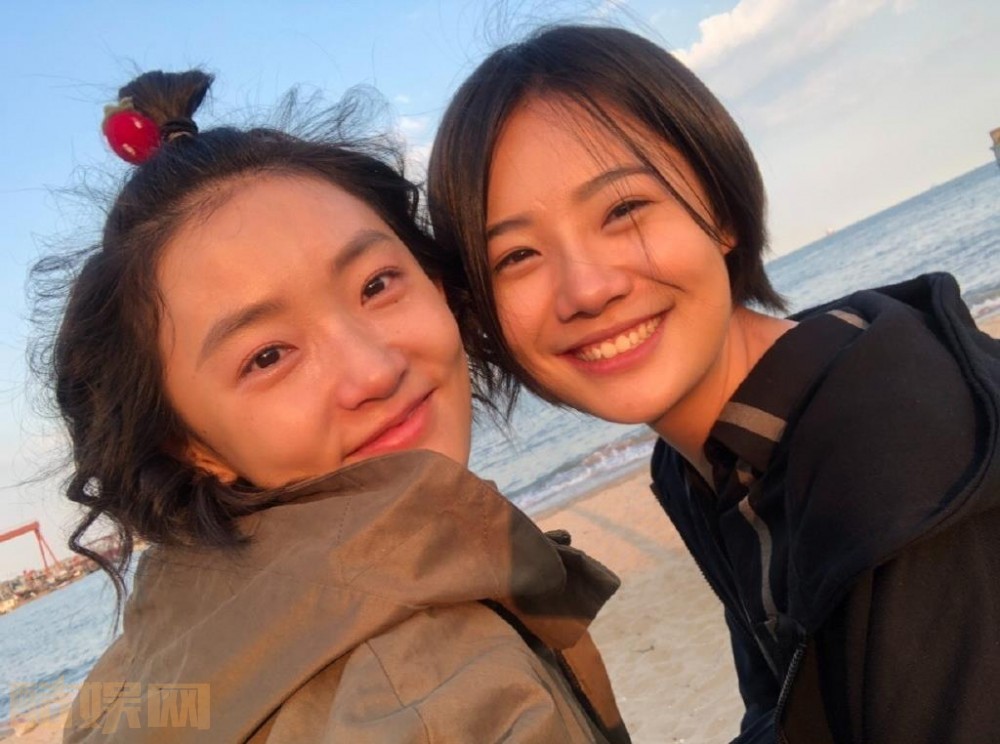 周依然与人合照