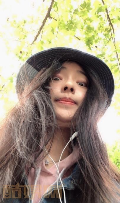 崔一梁搞怪自拍