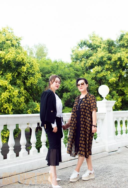 马程程和妈妈合照