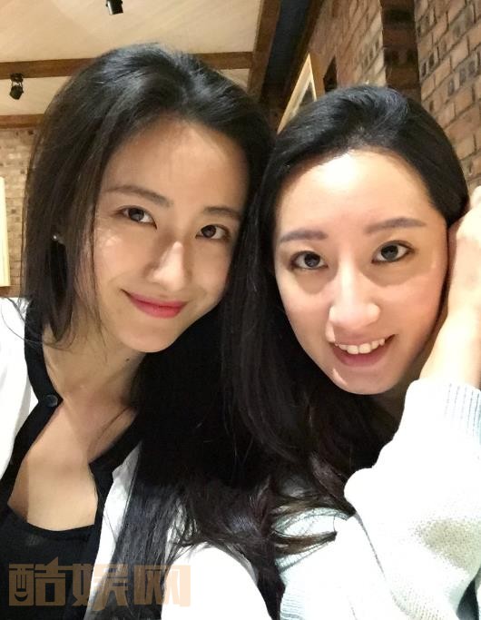 万潼与人合照