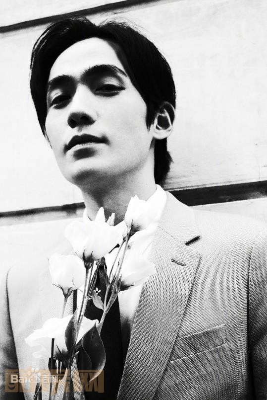 朱一龙黑白大片