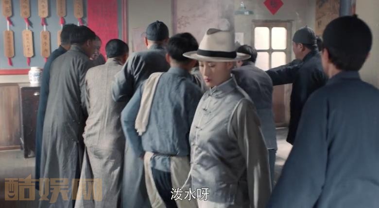 《老酒馆》第4集出现的男装女孩是什么人?和陈怀海是什么关系?陈怀海为什么发呆?