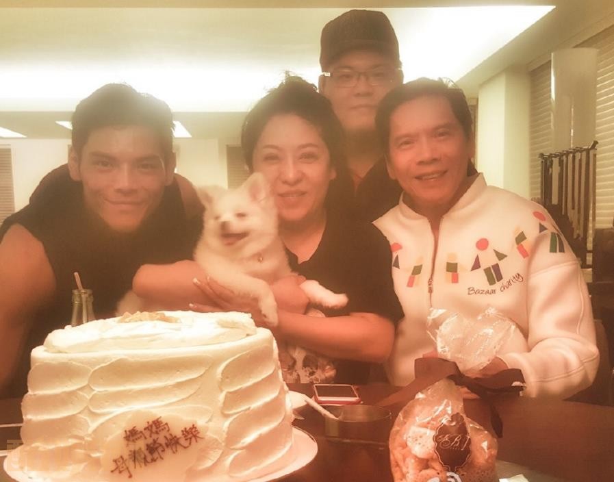 向佐个人资料简介 向佐和父亲向华强、母亲陈岚、弟弟向佑合照