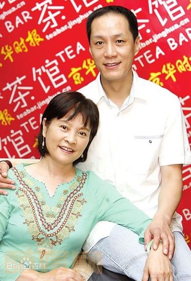 冯远征和老婆梁丹妮合照