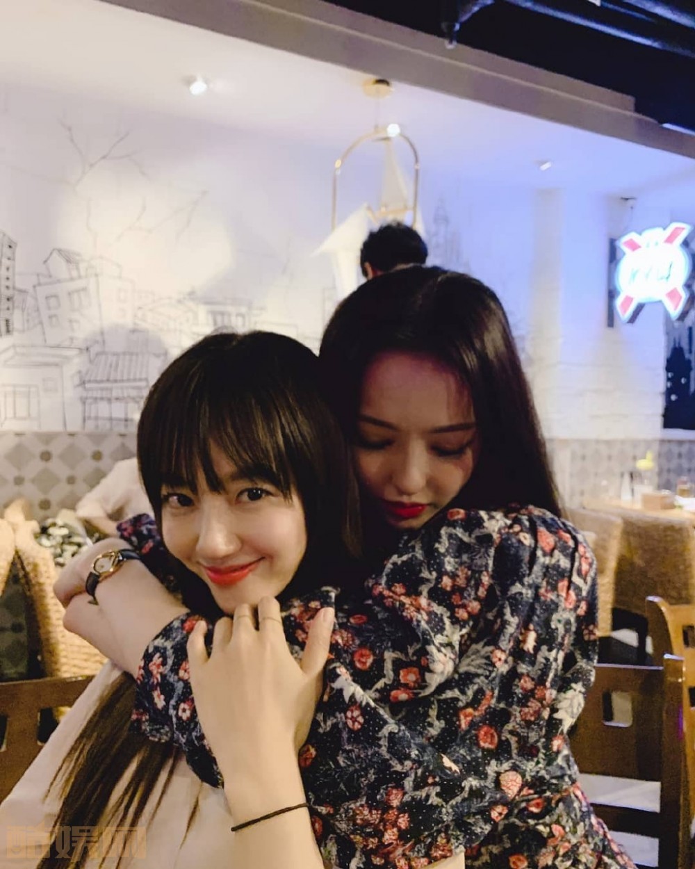 李多喜与人合照