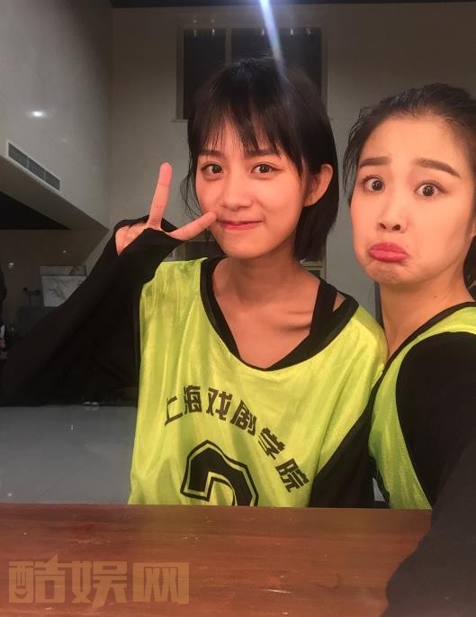 李婷婷与人合照