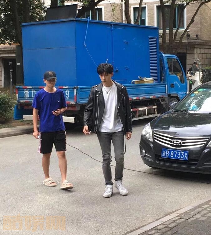 拜托拜托请你爱我片场照
