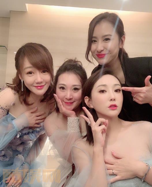 薛佳凝与人合照