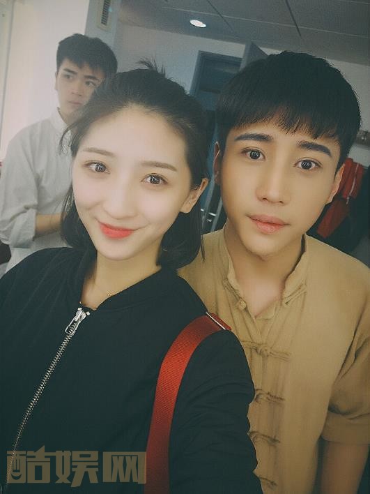 汪林逸与人合照