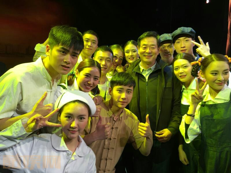 汪林逸个人资料简介 汪林逸与人合照