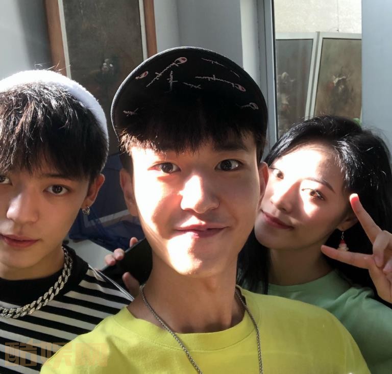 王楚渝与人合照