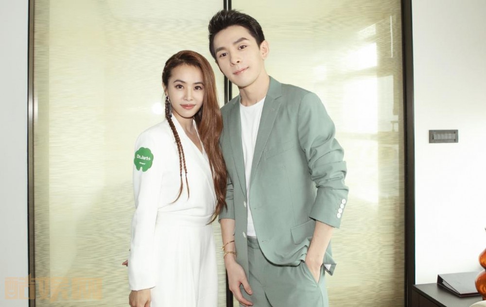 李佳琦与人合照