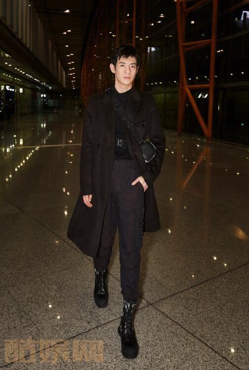 张奕聪街拍写真