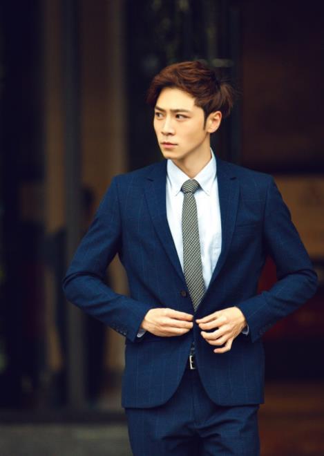 桑茗胜西装照写真